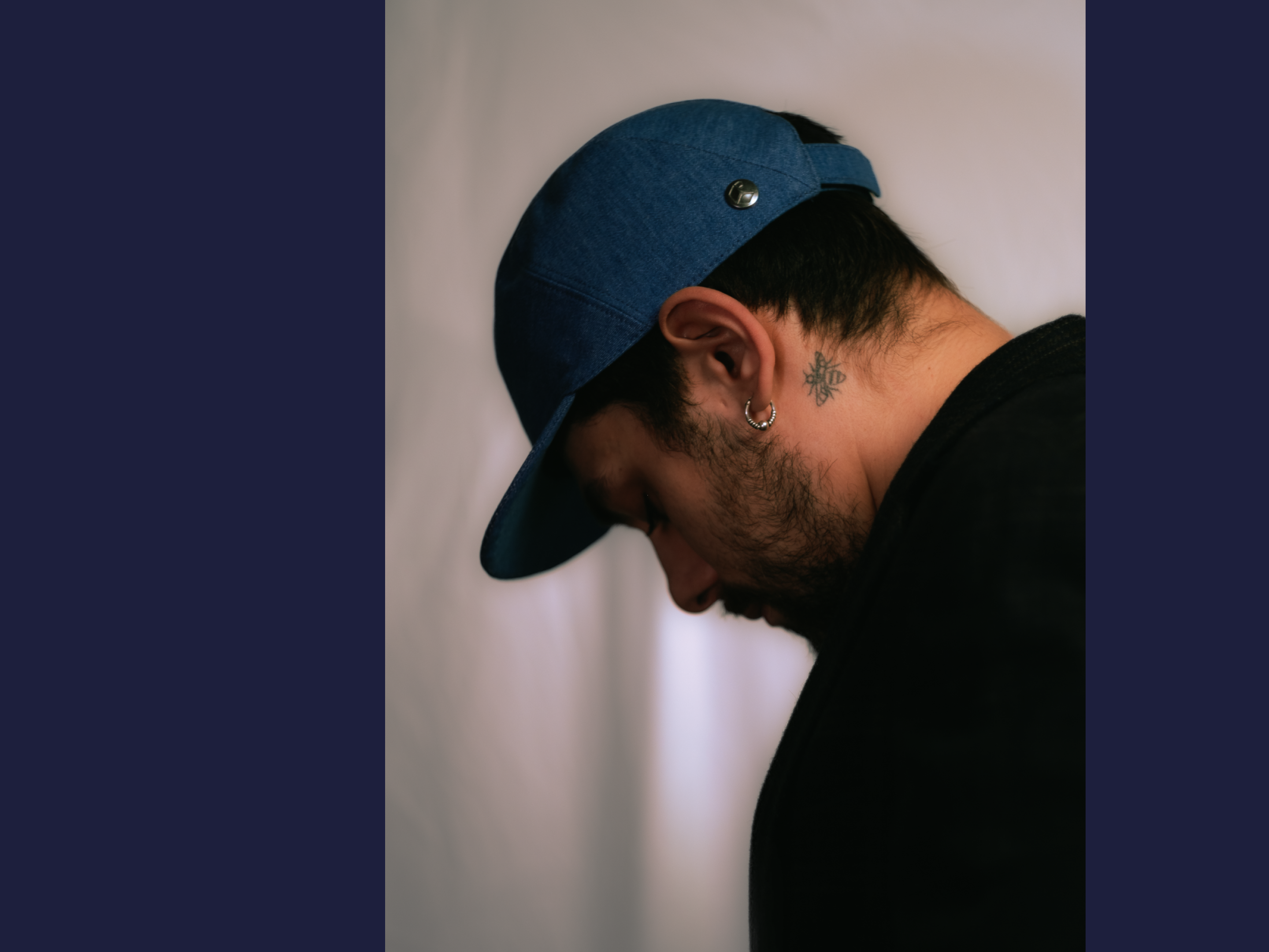 N°102_Light blue raw cotton denim cap_Le Panache Paris© Tristan is wearing a Le Panache Paris© cap made in France with denim brut, 100% cotton, light blue.