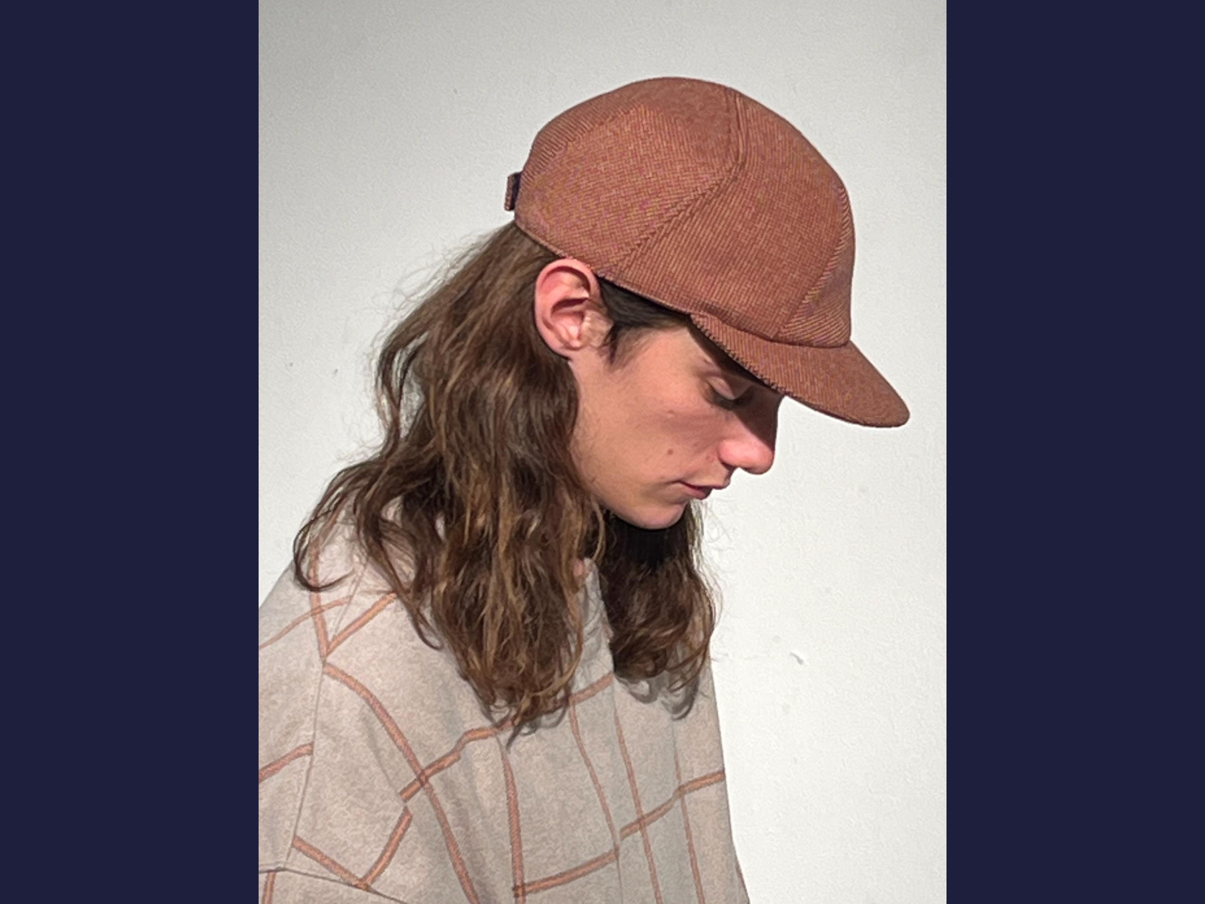 Martin is wearing a Le Panache Paris© cap N°120 made in France with Parcel Loop fabric from Gabriel © 100% recyclable polyester