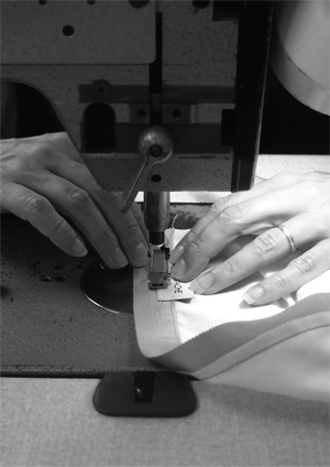 Le Panache Paris - Fabrication à la main : pose de la griffe Le Panache Paris - Fabrication à la main : pose de la griffe