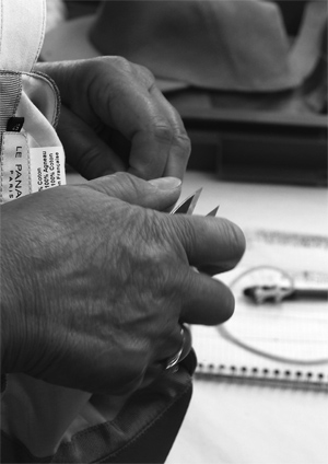 Le Panache Paris - Fabrication à la main : épluchage Le Panache Paris - Fabrication à la main : épluchage