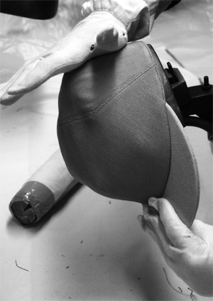 Le Panache Paris - Fabrication à la main : bichonnage Le Panache Paris - Fabrication à la main : bichonnage