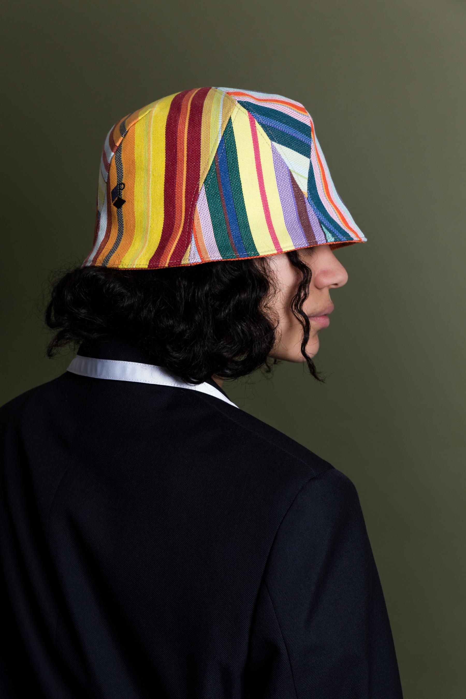 ★大人気★MARITHE★MOUVEMENT STRIPE BUCKET HAT★追跡可 MOUVEMENT STRIPE BUCKET HAT black - MARITHE FRANCOIS GIRBAUD