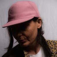 Juliette is wearing a Le Panache Paris© cap made in France with pink cotton piqué.