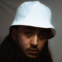 Kaïto is wearing a Le Panache Paris© bucket hat made in France with 100% cotton white twill.